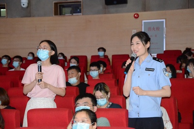 警察蜀黍现场表演情景剧, “反诈公开课” 在暨大开讲啦!
